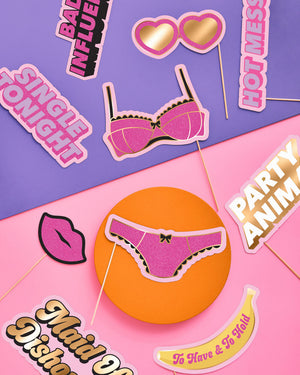 Guess Who Essentials - Sipper, Prop, Straw + Curtain