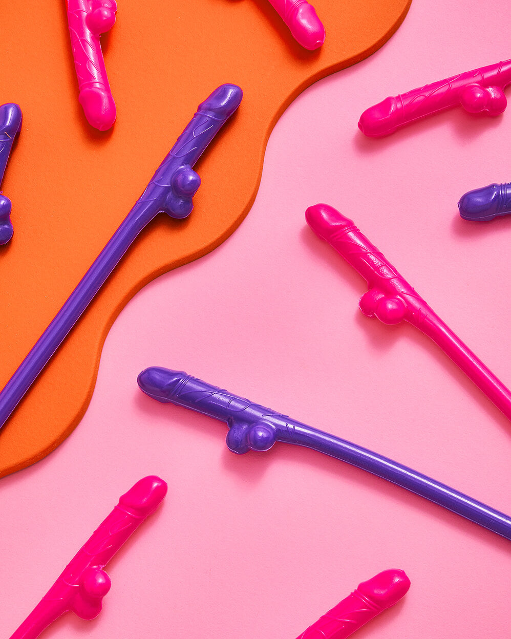 Guess Who Essentials - Sipper, Prop, Straw + Curtain